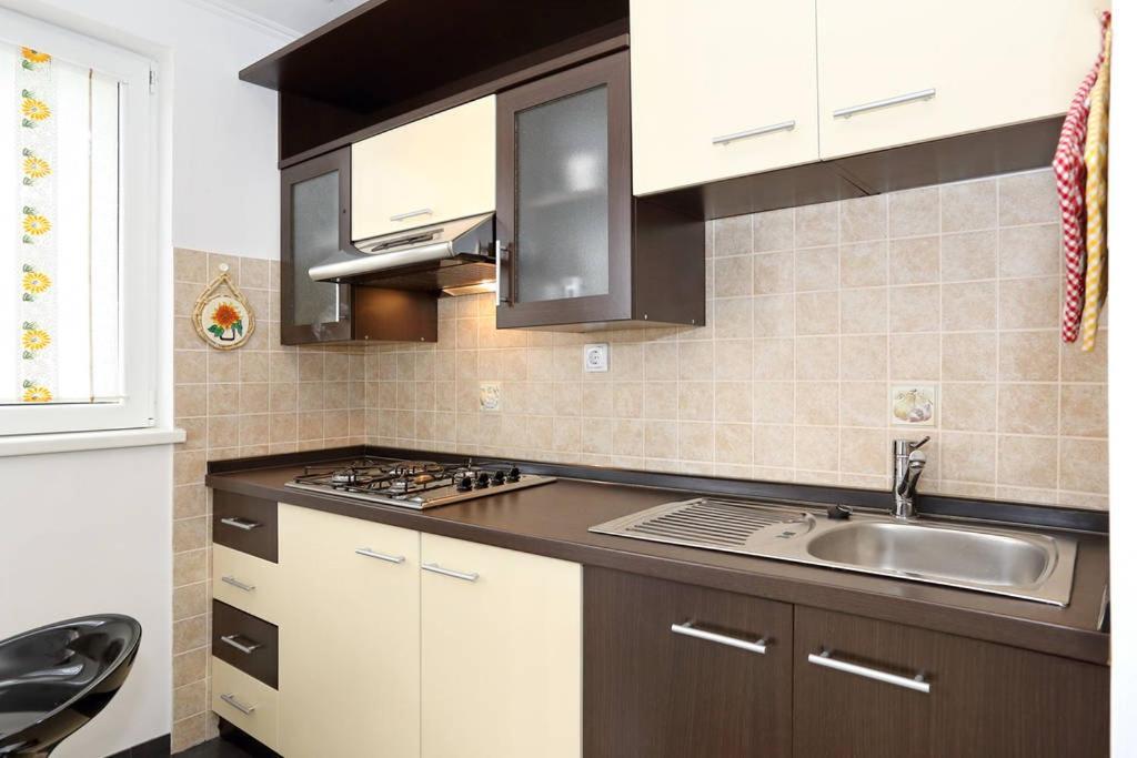 Apartmani Mlinar Горни Карин Екстериор снимка